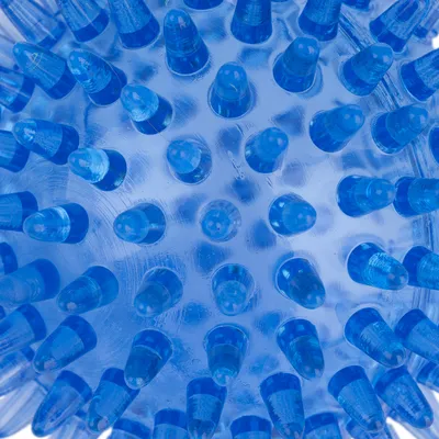 Blauer Massageball mit spitzen Noppen aus Kunststoff, geeignet für die Handmassage oder zur Förderung der Durchblutung.