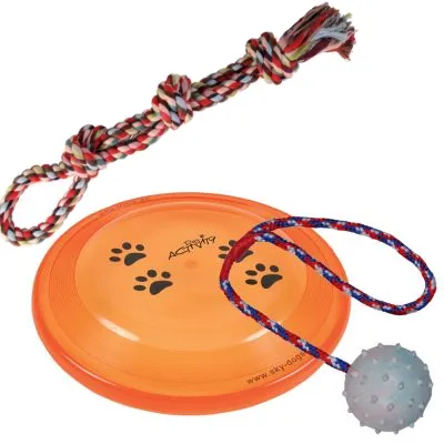 Set cu disc portocaliu Activity cu urme de labă, minge gri cu sfoară colorată și jucărie din frânghie împletită în roșu, alb și albastru.