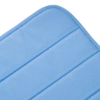 Jasnoniebieska, pikowana mata z teksturowaną powierzchnią, odpowiednia do celów komfortowych.