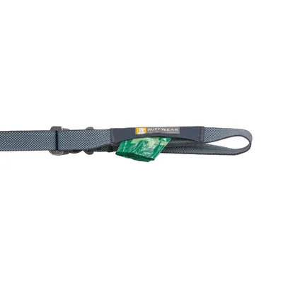Ruffwear Hundeleine mit integriertem Fach für grüne Kotbeutel, graues Material mit reflektierenden Punkten.