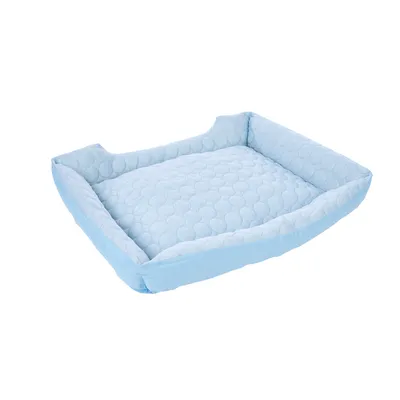 Jasnoniebieskie prostokątne legowisko dla zwierząt z wyściełaną powierzchnią i podwyższonymi bokami.