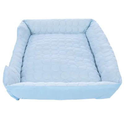 Jasnoniebieskie legowisko dla zwierząt z wyściełaną powierzchnią do leżenia i podwyższonym brzegiem, okrągły wzór na powierzchni.