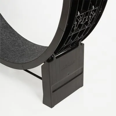 Roda de exercício para gatos em plástico preto com superfície interna revestida a tecido cinzento. Parte da base e estrutura visíveis.