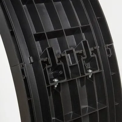 Detail van zwart kunststof onderdeel met schroeven en groeven, mogelijk deel van een huisdierproduct. Materiaal: plastic.