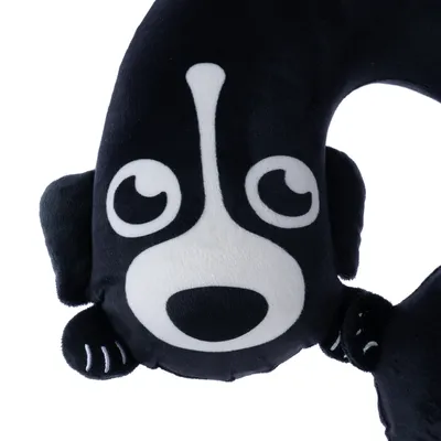 Fekete plüssjáték fehér kutya arccal és mancsokkal, alkalmas plüssállatnak vagy játéknak.