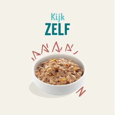 Witte kom met natvoer voor huisdieren, zichtbaar stukjes vlees en groenten. Boven de kom staat de tekst: Kijk ZELF.