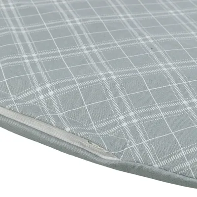 Housse de coussin grise à motif quadrillé blanc avec fermeture éclair visible, tissu en textile. Aucun logo ou texte apparent.