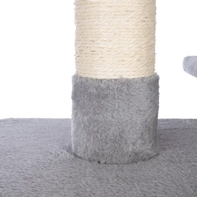 Árbol rascador con columna envuelta en sisal y base con funda de felpa gris.