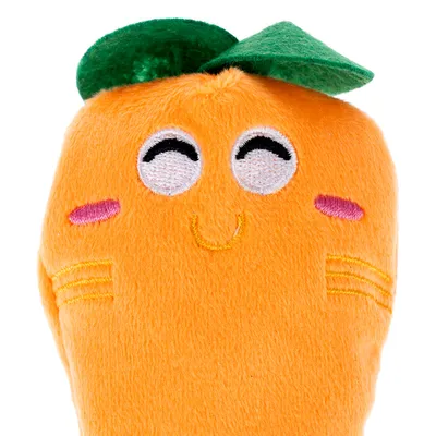 Juguete de peluche con forma de zanahoria naranja, cara bordada, hojas verdes y mejillas rosas.