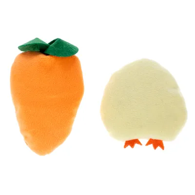 Dos juguetes de peluche: una zanahoria naranja con hojas verdes y un pollito amarillo con patas naranjas.