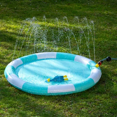 Puhallettava vesileikkipaikka sprinkleritoiminnolla, turkoosi-valkoraidallinen, liitetty puutarhaletkuun. Sopii ulkoleikkeihin vedessä.