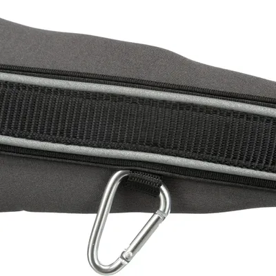 Close-up van een zwarte riem met reflecterende strepen en een zilverkleurige karabijnhaak.