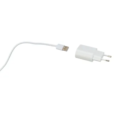 Witte USB-oplaadkabel met netstekker, geschikt voor Europese stopcontacten.