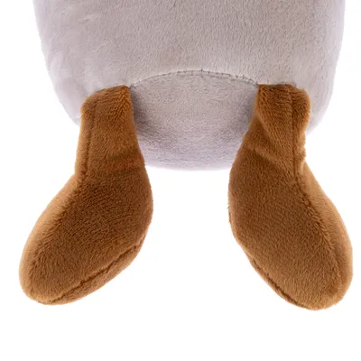 Détail de peluche en tissu, partie inférieure grise avec deux pattes marron visibles. Matière douce et rembourrée.