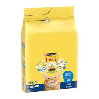 Purina Friskies Gesteriliseerd kattenvoer, 5 Promesses, 3 kg zak. Tekst: STERILISÉ, GESTERILISEERD, 5 BIJDRATES. Afbeelding van een oranje kat op de verpakking.