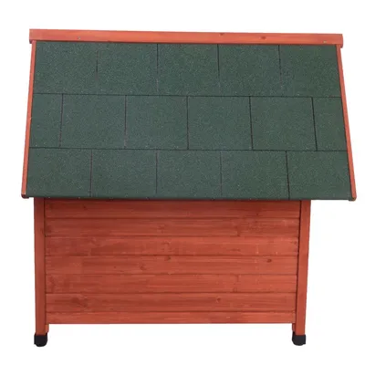 Niche pour chien en bois avec toit à deux pans recouvert de tuiles vertes, vue de face. Pieds noirs visibles. Aucun logo ni texte apparent.