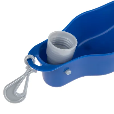 Trinkflasche mit blauem Behälter und grauem Karabinerhaken, geeignet für unterwegs. Schraubverschluss sichtbar.