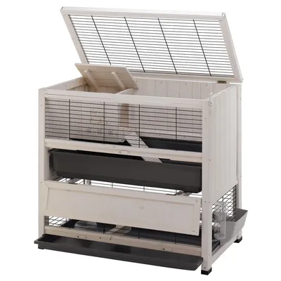 Gabbia a due piani in legno e metallo con tetto apribile, rampa interna, vassoio estraibile nero e beverino laterale trasparente. Incisione decorativa di un coniglio sul pannello interno.