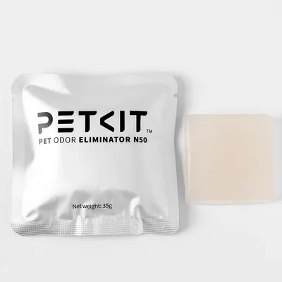 Sachet PETKIT PET ODOR ELIMINATOR N50, poids net : 35 g, à côté d’un bloc solide beige sans texte visible.