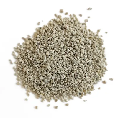 Granulés gris beiges en vrac, sans emballage ni marque visible, sur fond blanc.