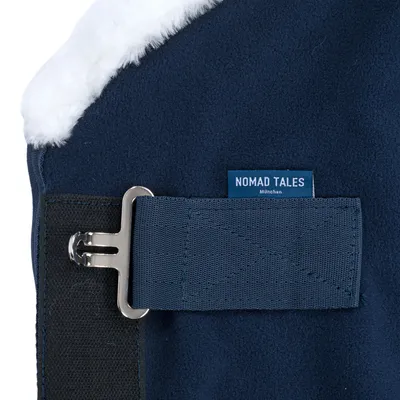 Nomad Tales München. Donkerblauwe stof met wit imitatiebont en metalen sluiting.
