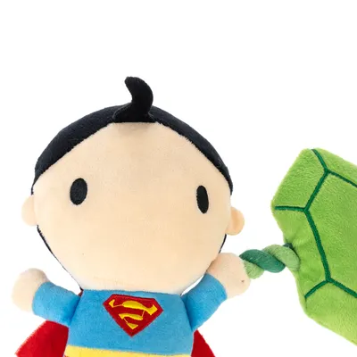 Plysdyr i Superman-design med blå dragt, rød kappe og grøn stofknogle på reb.