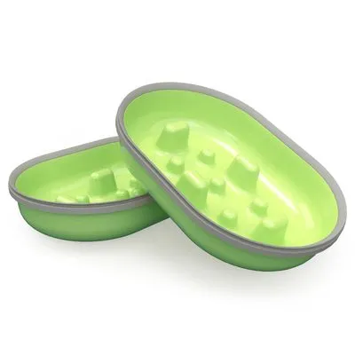 Twee ovale, groene voerbakken van plastic met grijze rand en verhoogde knobbels aan de binnenkant.