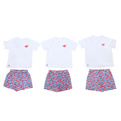 Drei weisse T-Shirts mit Wassermelonen-Logo und drei passende Shorts mit Wassermelonenmuster auf blau-weiss gestreiftem Hintergrund.