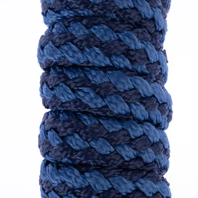 Nahaufnahme eines blau und dunkelblau geflochtenen Seils aus Kunststofffasern.