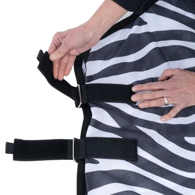 Dimostrazione del fissaggio di un prodotto a righe bianche e nere con chiusure in velcro e anelli in metallo.
