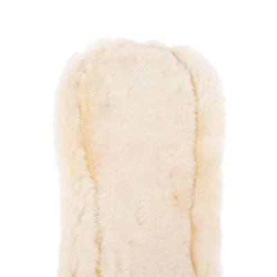 Beige, zacht kussen van imitatiebont, rechthoekig. Detailweergave van het oppervlak.