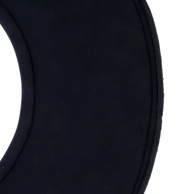 Nahaufnahme eines schwarzen Stoffmaterials, möglicherweise Teil eines Produkts oder Zubehörs.