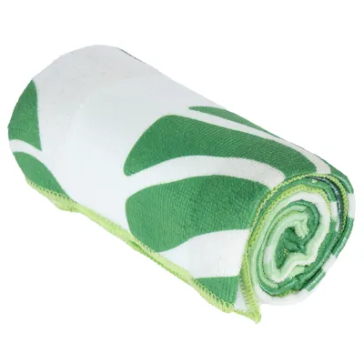 Manta enrolada verde e branca com padrão de folhas, costuras visíveis nas bordas.