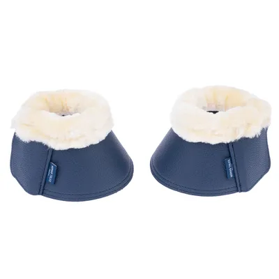 Paire de protections pour sabots en simili cuir bleu avec doublure intérieure blanche en tissu, étiquette visible marquée 'SHOW TECH'.