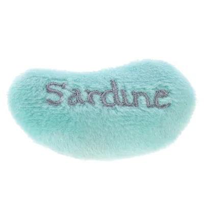 Juguete suave de color turquesa con el bordado 'Sardine'.
