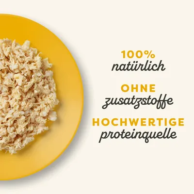 100% natürlich, ohne Zusatzstoffe, hochwertige Proteinquelle. Abgebildet ist zerkleinertes Futter auf einem gelben Teller.