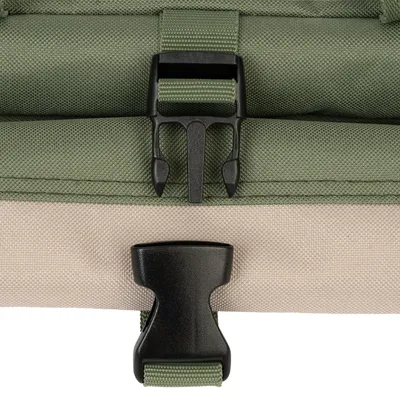 Vista detallada de un cierre de plástico negro en una bolsa con tela verde y beige.