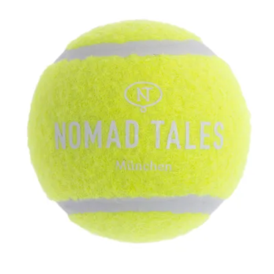 Nomad Tales München piłka tenisowa z żółtą powierzchnią i białym napisem.