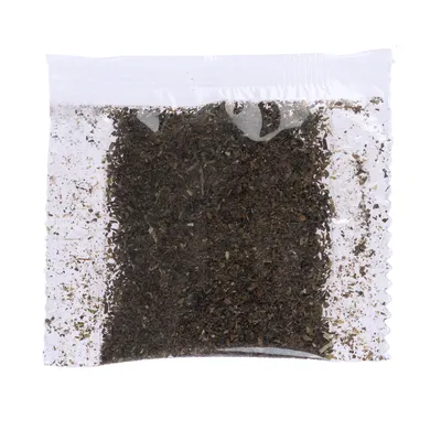 Transparante zak met gedroogde kruiden, geschikt voor dierenproducten of accessoires.