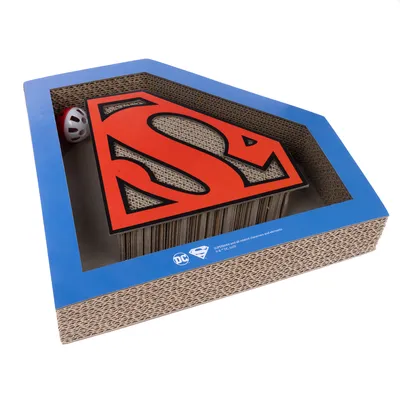Krabplank van karton met Superman-logo in rood en zwart, blauwe rand. Bevat witte speelbal met rode stippen. DC Comics licentieproduct.
