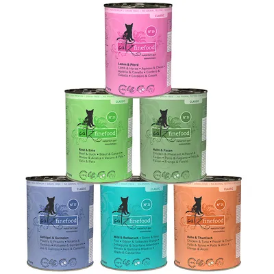 Zes blikken catz finefood Classic met de varianten: lam & paard, rund & eend, kip & fazant, gevogelte & garnalen, wild & roodbaars, kip & tonijn. Verschillende kleuren en nummers zichtbaar. Zes blikken catz finefood Classic met de varianten: lam & paard, rund & eend, kip & fazant, gevogelte & garnalen, wild & roodbaars, kip & tonijn. Verschillende kleuren en nummers zichtbaar.