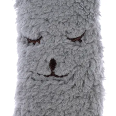 Juguete de peluche gris con cara bordada, ojos cerrados y nariz marrón.