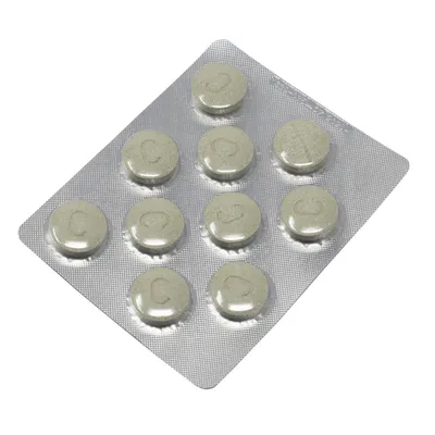 Blisterpackung mit 10 runden, grünen Tabletten.