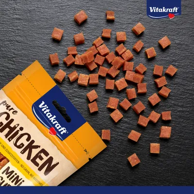 Vitakraft pure Chicken Mini terninger, kornfri og uden tilsætningsstoffer. Åben emballage med små synlige kødterninger. Vitakraft pure Chicken Mini terninger, kornfri og uden tilsætningsstoffer. Åben emballage med små synlige kødterninger.