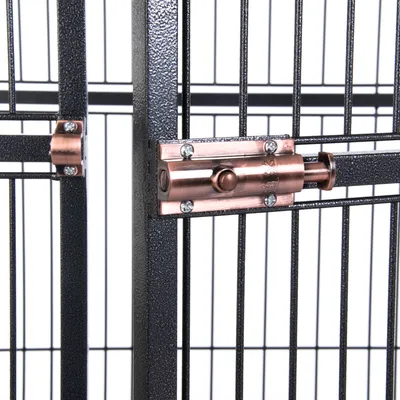 Detailní pohled na kovovou klec s měděným uzávěrem a šrouby, robustní design pro bezpečné uzamčení.