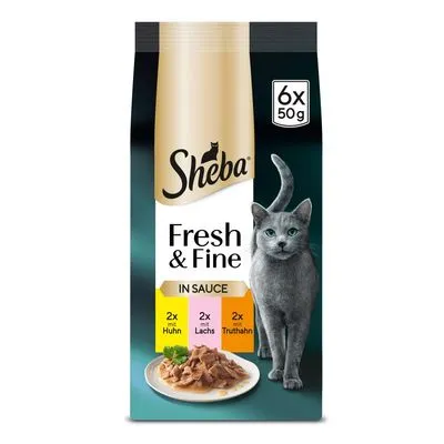 Sheba Fresh & Fine In Sauce kattenvoer, 6x50g. 2x met Huhn, 2x mit Lachs, 2x mit Truthahn. Afbeelding van natvoer op een bord en een kat naast de verpakking.