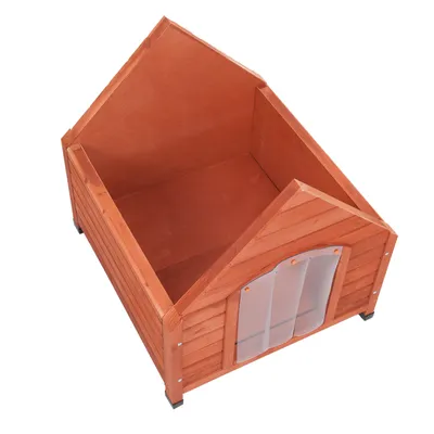 Houten hondenhok met transparante PVC-deurlamellen, rechthoekige binnenruimte en verhoogde bodem.