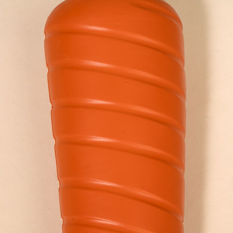 Orangefarbenes, geripptes Spielzeug aus Gummi. Keine weiteren Informationen sichtbar.