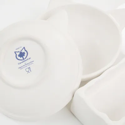 Ceramiczna miska z nadrukiem 'Made for CanadianCat' i symbolem materiałów do kontaktu z żywnością. Wyprodukowana przez Wagner Pet Products Group, Germany.