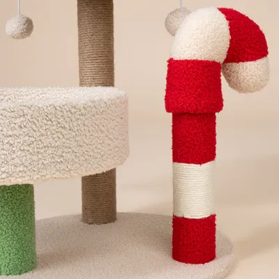 Drapak z czerwono-białym słupkiem do drapania, zieloną i beżową podstawą oraz platformami z miękkiego materiału. Wbudowane piłki na sznurkach.